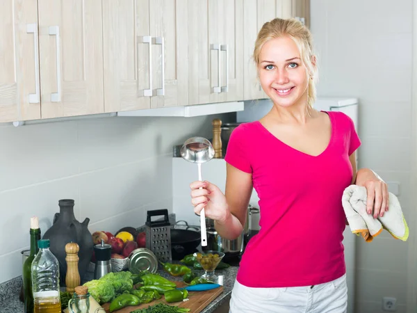 Porträtt Glad Ung Blond Kvinna Står Med Slev Händerna Hemma — Stockfoto