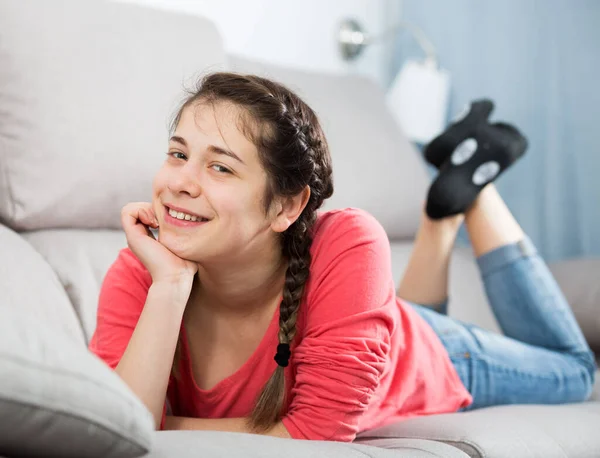 Adolescente Sorrindo Usando Várias Poses Tendo Bom Tempo Tempo Lazer — Fotografia de Stock