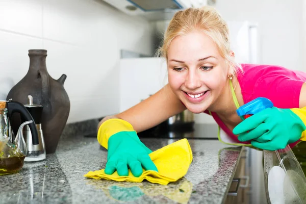 Mujer Joven Feliz Limpiando Superficies Casa Interiores —  Fotos de Stock