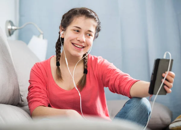 Fiatal Lány Használja Telefonját Zenét Hallgat Otthon — Stock Fotó