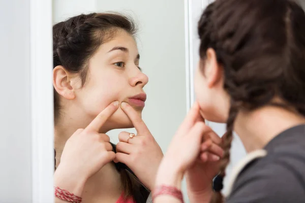 Niña Limpiando Poros Delante Del Espejo Casa —  Fotos de Stock