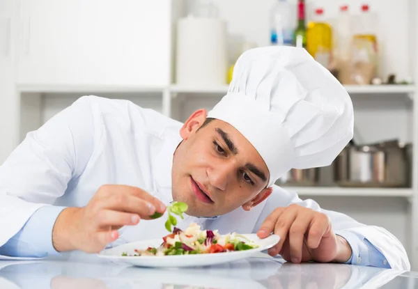 Profi Köchin Kocht Salat Der Küche — Stockfoto