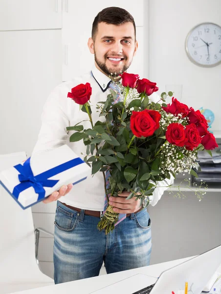 Positiv Ung Man Presenterar Bukett Och Gåva För Romantisk Middag — Stockfoto