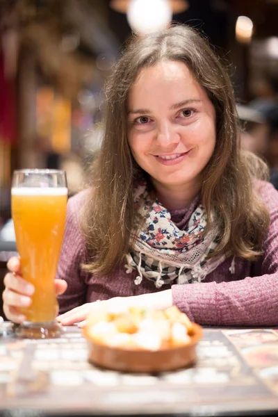 Европейская Девушка Сидит Баре Стаканом Пива — стоковое фото