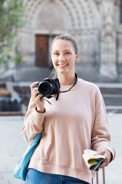 Młoda Dziewczyna Trzyma Kamerę Rękach Fotografuje Mieście — Zdjęcie stockowe