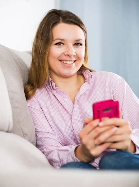 Ung Kvinna Använder Sin Telefon Och Tar Selfies Hemma — Stockfoto