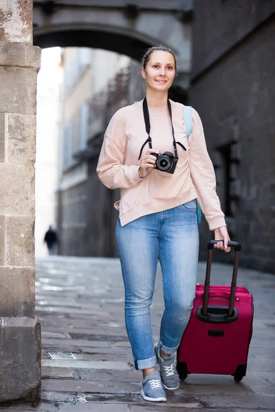 Young Traveling Female Walking Looking Curious City — Stock Photo, Image