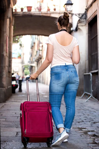 Turista Feminino Está Andando Pela Cidade — Fotografia de Stock