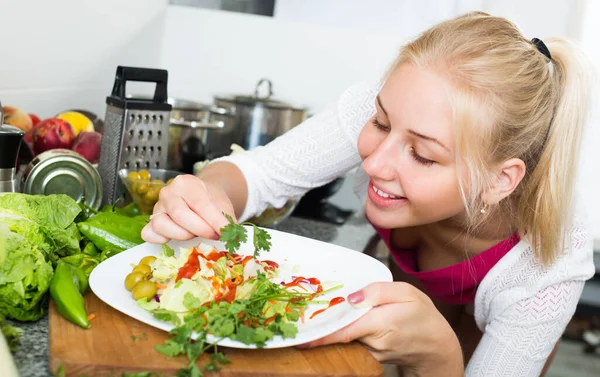 Joyeuse Fille Blonde Souriante Préparant Une Salade Saine Légumes Maison — Photo