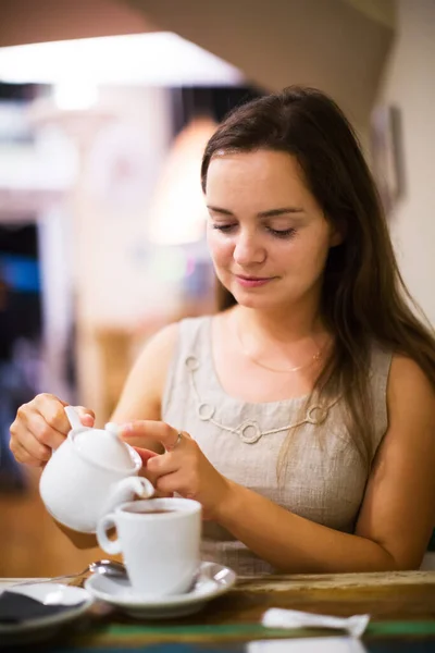Neşeli Genç Kız Bir Fincan Çayın Arkasındaki Kafede Dinleniyor — Stok fotoğraf