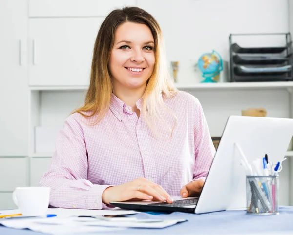 Mujer Feliz Empleada Teniendo Día Productivo Trabajo Oficina —  Fotos de Stock