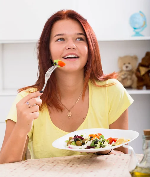 緑のサラダを屋内に持つ幸せな若い女の子の閉じられた肖像画 — ストック写真