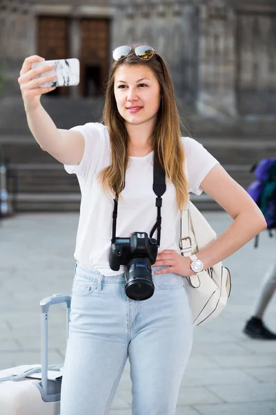 Genç Gülümseyen Spanyol Gezgin Şehirde Yürüyor Selfie Çekiyor — Stok fotoğraf