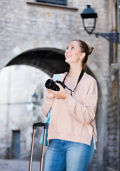 Młoda Dziewczyna Trzyma Kamerę Rękach Fotografuje Mieście — Zdjęcie stockowe