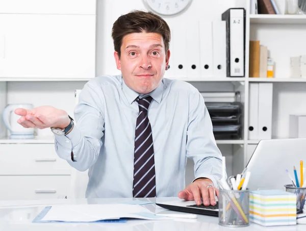 Sorrindo Empregado Homem Gozando Descansando Escritório — Fotografia de Stock