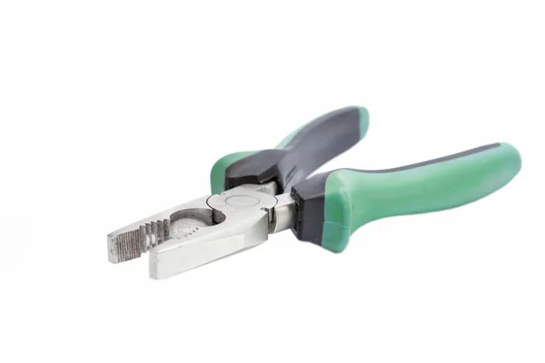 Beyaz bir arka plan üzerinde izole yeşil kulplu burun pense