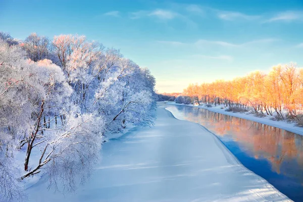 Fluss mit eisbedeckten Bäumen bei Sonnenuntergang Dezember heller Wintertag lizenzfreie Stockbilder