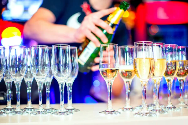 Bardak şampanya bir gece kulübünde ön bar arka plan