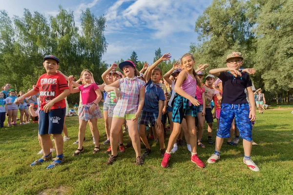 Zomer plezier van de kinderen — Stockfoto