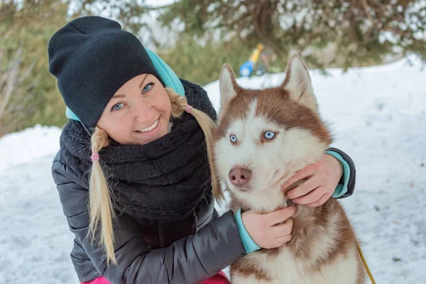 Het Meisje Met Hond Van Het Ras Husky — Stockfoto