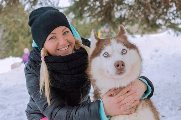 Het Meisje Met Hond Van Het Ras Husky — Stockfoto