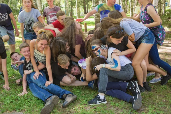 Grote Groep Van Vrolijke Kinderen Kinder Camping Berezka Redactie Rusland — Stockfoto