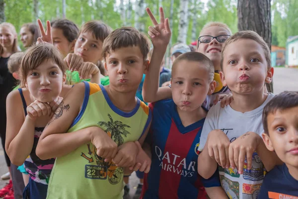 Skupina Dětí Ukazují Křečky Dětský Tábor Berezka Úvodník Rusko Jaroslavl — Stock fotografie