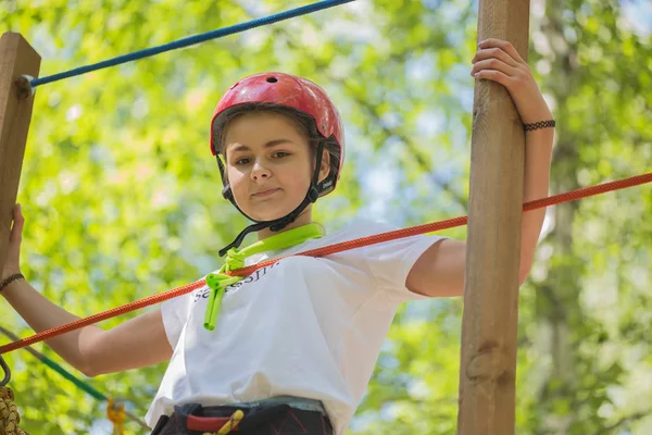 Teenager Mädchen Mit Helm Auf Den Seilen Kinderlager Berezka Leitartikel — Stockfoto