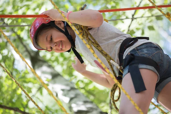 Teenager Mädchen Mit Helm Auf Den Seilen Kinderlager Berezka Leitartikel — Stockfoto