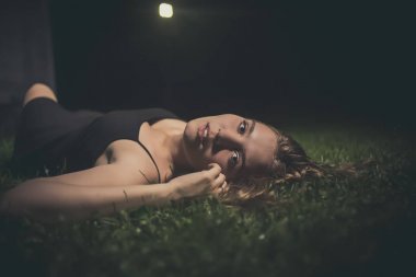 Kız gecenin çim üzerinde yalan