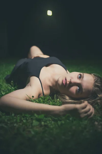 Girl Lying Night Grass — Stock Photo, Image