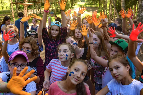 Barn Insmorda Med Färg Children Camp Berezka Ledare Ryssland Yaroslavl — Stockfoto