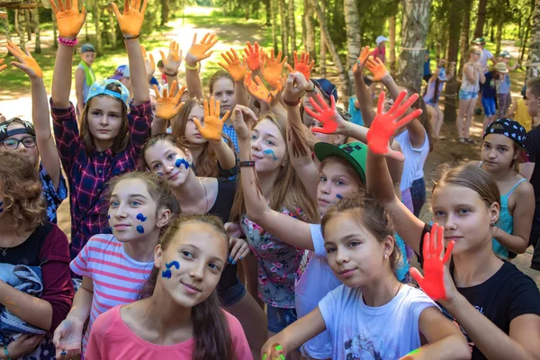 Dzieci Posmarowane Farbą Obóz Dla Dzieci Berezka Redakcji Rosja Yaroslavl — Zdjęcie stockowe