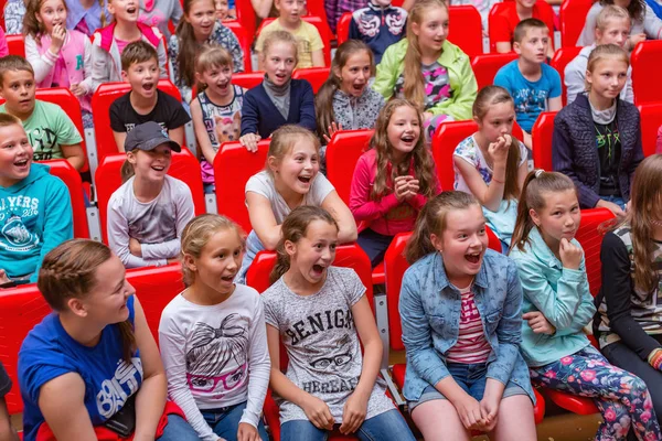 Los Niños Sientan Sala Conciertos Campamento Infantil Berezka Editorial Rusia —  Fotos de Stock