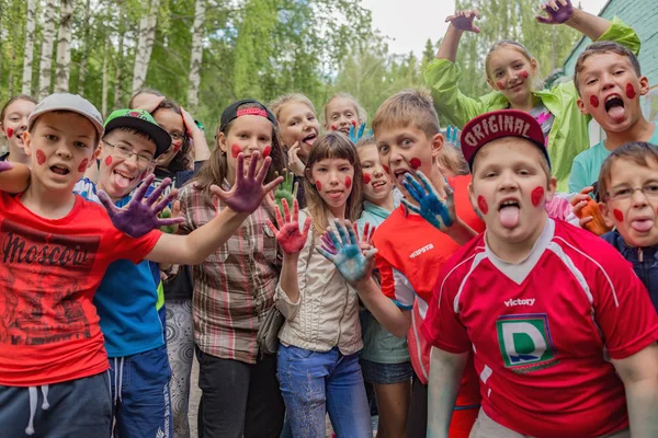 Kinderen Besmeurd Met Rode Verf Kinder Camping Berezka Redactie Rusland — Stockfoto