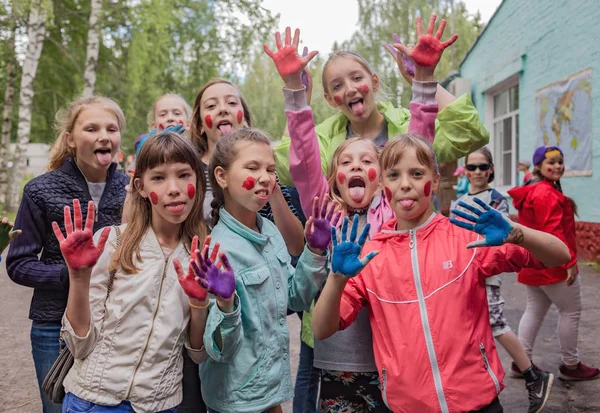 Crianças Manchadas Com Tinta Vermelha Campo Crianças Berezka Editorial Rússia — Fotografia de Stock