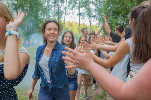 Дети и подростки бастуют — стоковое фото