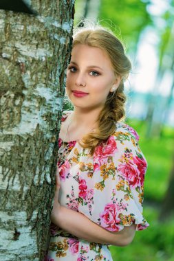 Huş ağacı güzel kız standları