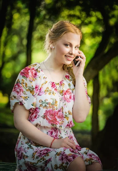 Jovem Menina Bonita Sorrindo Falando Telefone — Fotografia de Stock