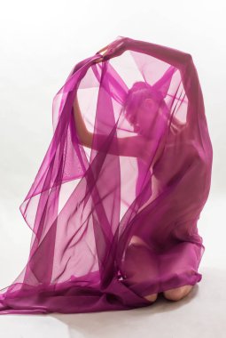 Duvağın altındaki genç kadın.