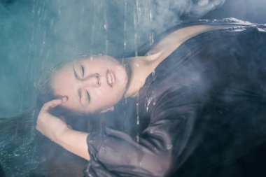 Damlaların altındaki kızın portresi