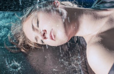 Damlaların altındaki kızın portresi