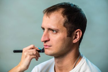 Gösteriden önce makyaj yapan adam.