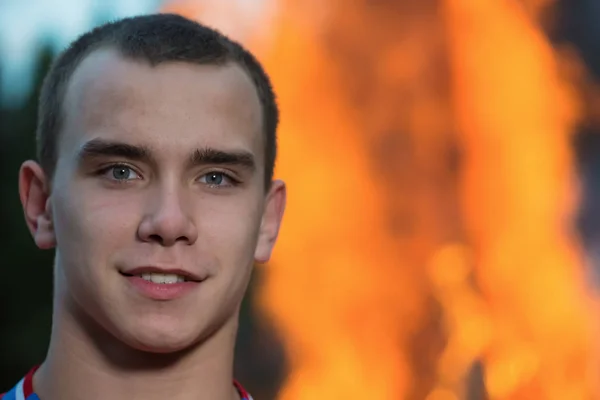 Egy Fiatal Férfi Portréja Tűz Hátterében — Stock Fotó