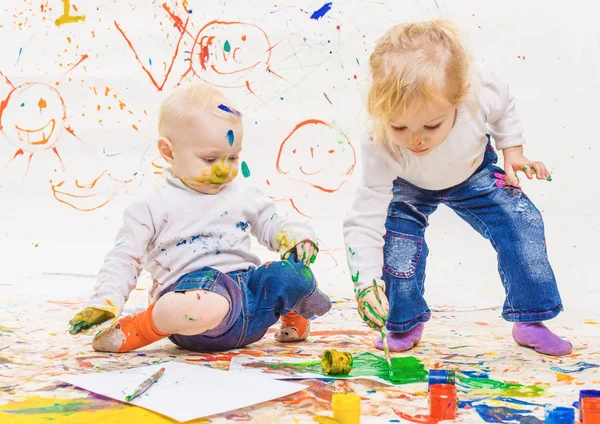 Der Junge Und Das Mädchen Zeichnen — Stockfoto