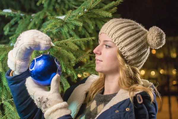 Flickan Dekorerar Ett Pälsträd — Stockfoto