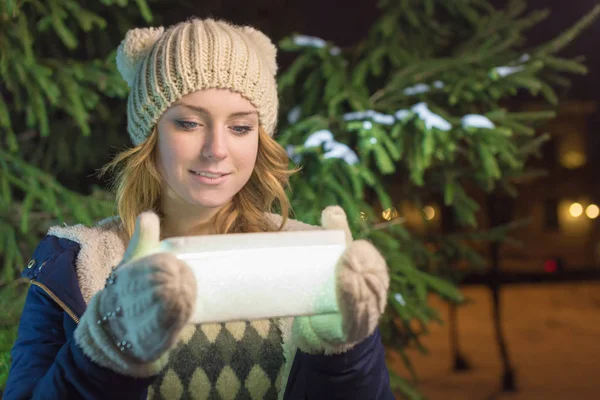 Ein Fröhliches Mädchen Auf Einem Winterspaziergang Hält Eine Geschenkbox Der — Stockfoto