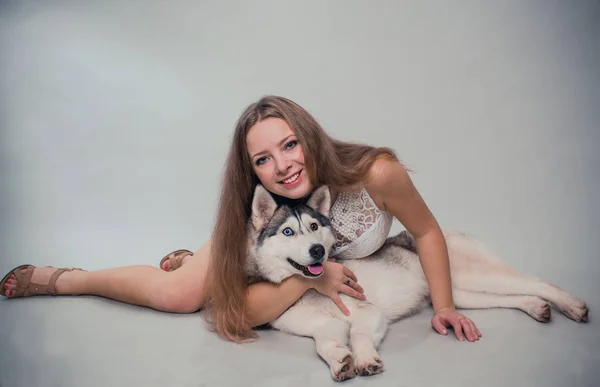Sibirya Köpeği Olan Iki Kız — Stok fotoğraf