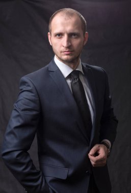 Bir kravat genç bir adam portresi