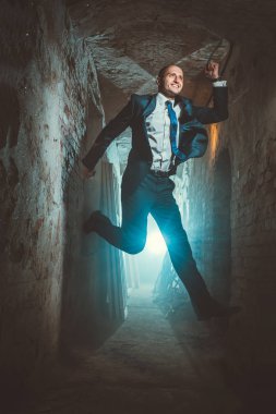 Bir erkekle uzun bir koridorda atlama bir kravat